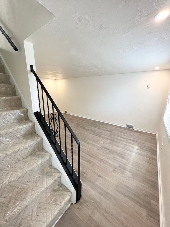 Building Photo - Updated 3 Bed, 1 Bath in Verona- Central Air and Huge Kitchen!!