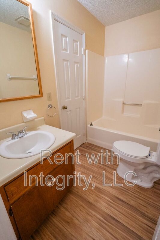 Building Photo - 1500 Twin Lakes Cir