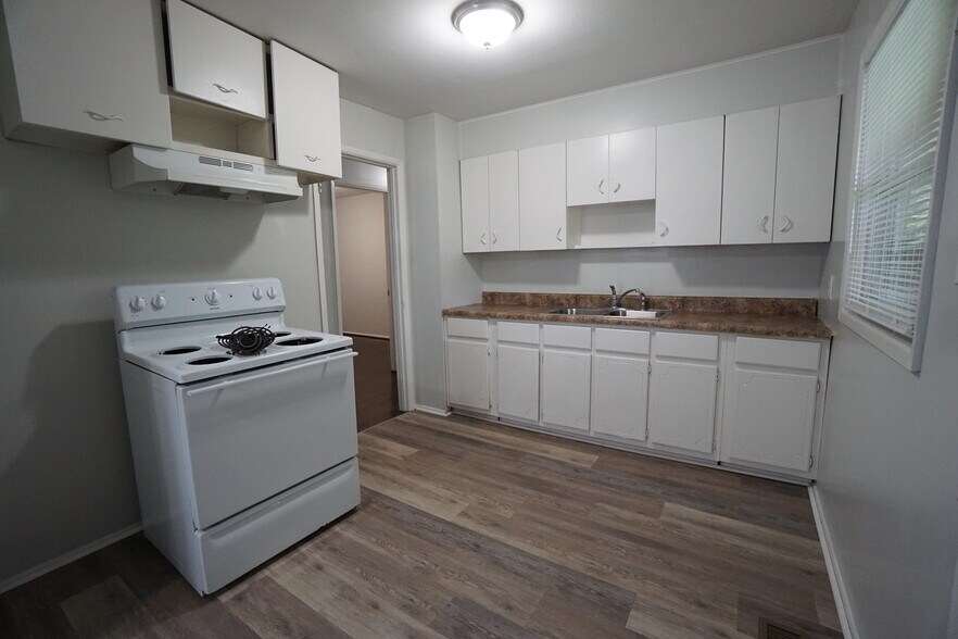 Building Photo - 112 13th Ave N