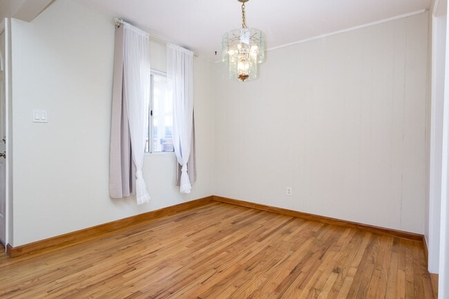 Building Photo - Traditional Home with Large Backyard!