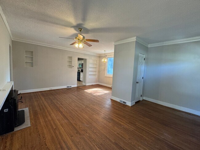 Building Photo - Ready to show!