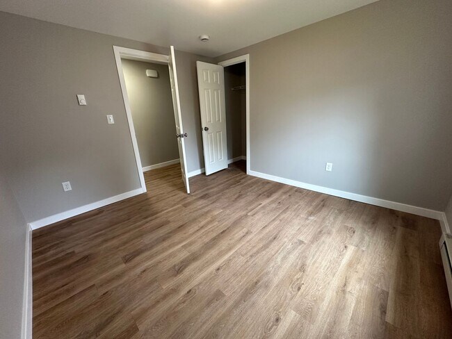 Building Photo - 220 Rosedale Ave