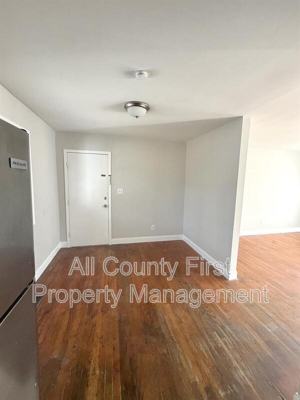 Building Photo - 3236 Renault Rd SE