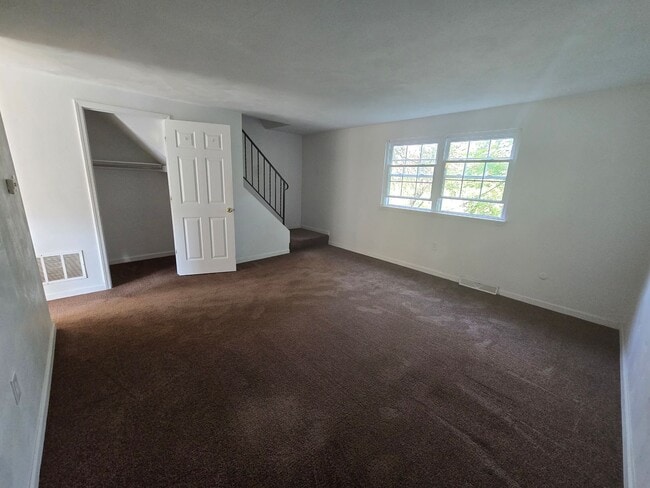 Building Photo - Beautiful three bedroom townhouse - Hempfi...