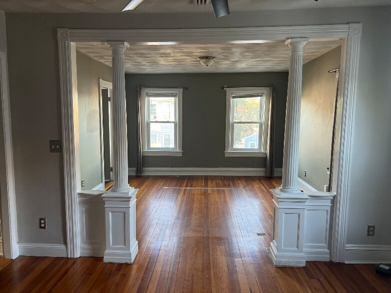 Building Photo - 360-362 Weeden St