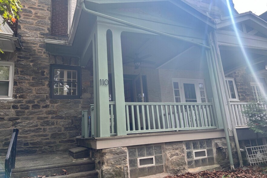 Primary Photo - 110 E Roumfort Rd