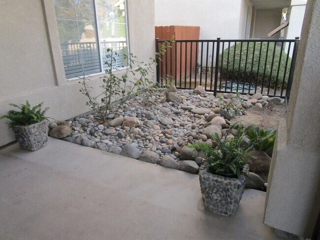 Building Photo - Like Brand New 4 Bedroom 3 Bath Beautiful ...