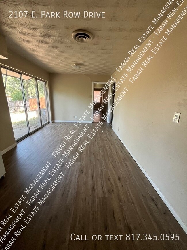 Building Photo - 2107 E Park Row Dr