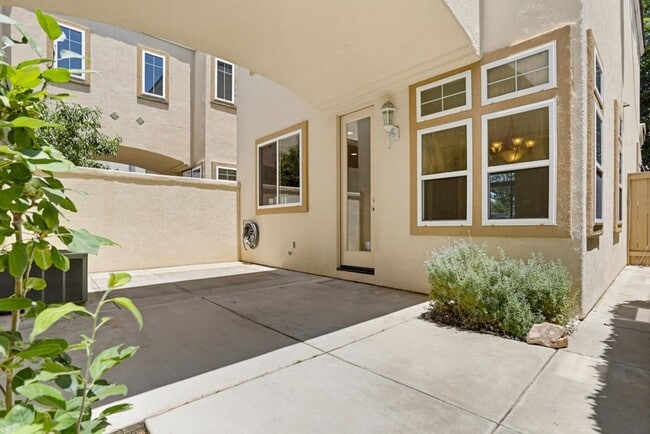 Building Photo - 3 Bedroom Home Available Now!