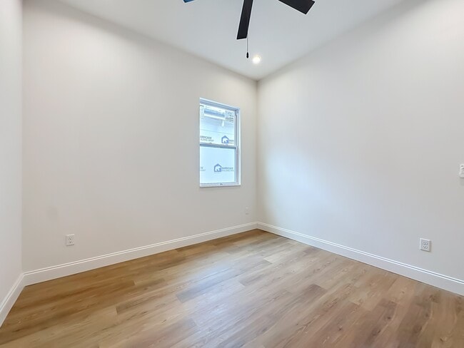 Building Photo - 2250 W 13th St