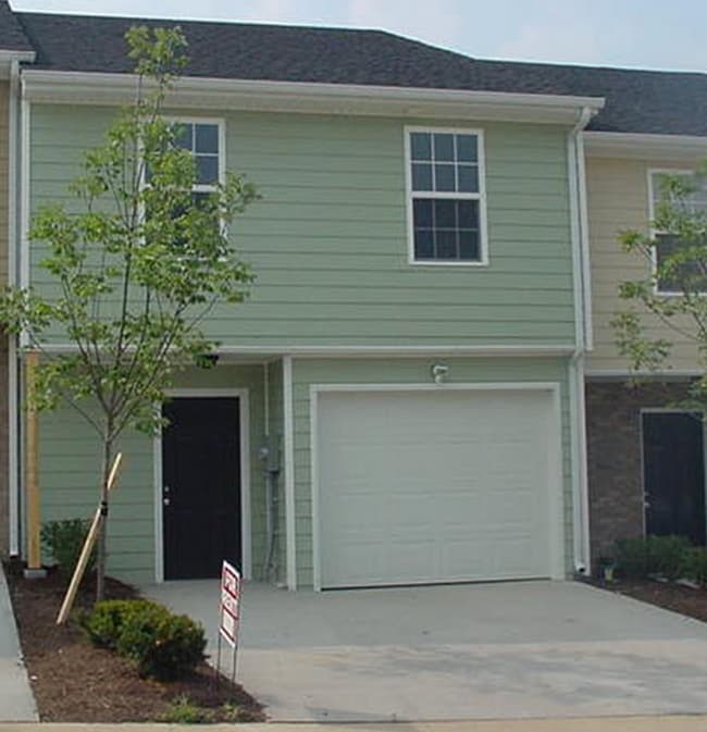 Building Photo - Bass Pond Glenn