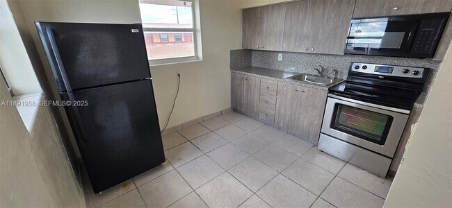 Building Photo - 664 W 29th St