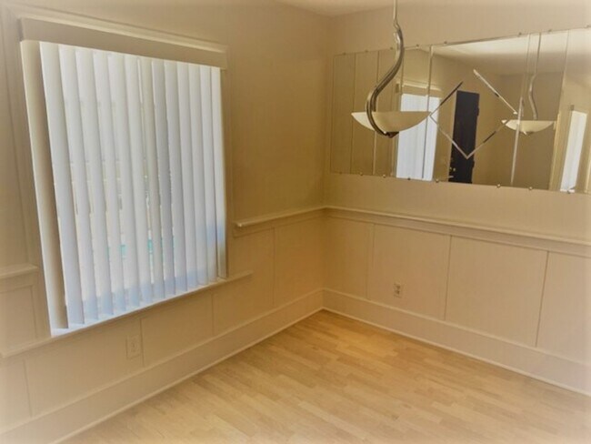 Building Photo - Vacant and Ready, Del Mar Bluffs, West of I-5, Minutes to Beaches and Del Mar