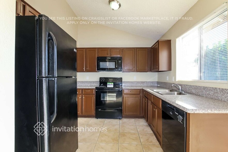 Building Photo - 13250 N 78th Dr