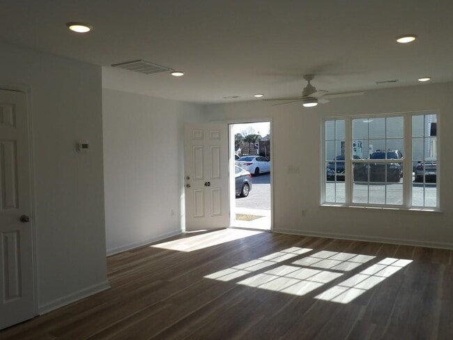 Building Photo - 4116 Horseshoe Rd N