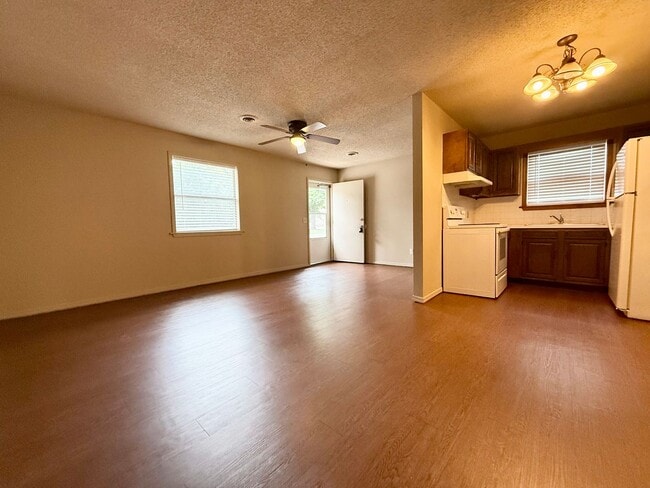 Building Photo - ***407 SE 4th***