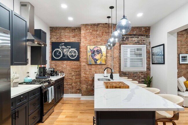 Building Photo - 6 Bed 4 bath Fully Furnished Oakland