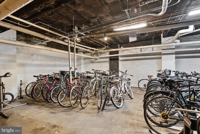 Building Photo - 2040 Belmont Rd NW