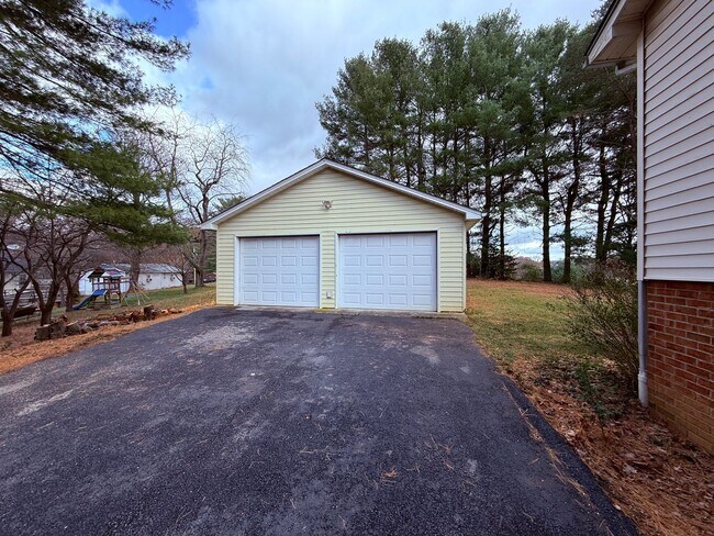 Building Photo - 120 Flagg Ct