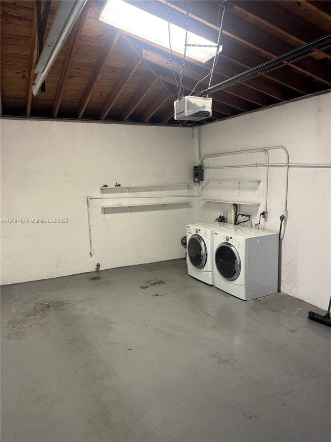 Building Photo - 2404 NE 28th Ave