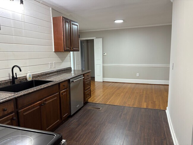 Building Photo - 3 Bedroom, 3 Bathroom House in Winston-Salem!