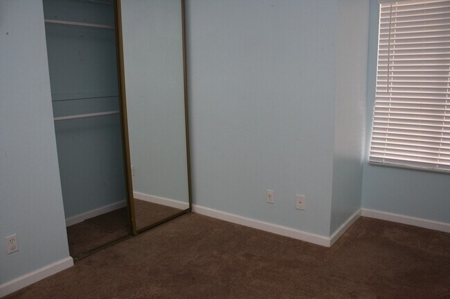 Building Photo - Fabulous 3 bedroom 2 bathroom Big Back Yard