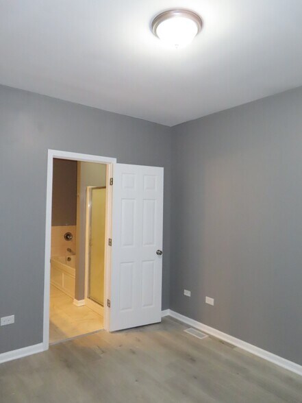 Building Photo - 951 W 51st St