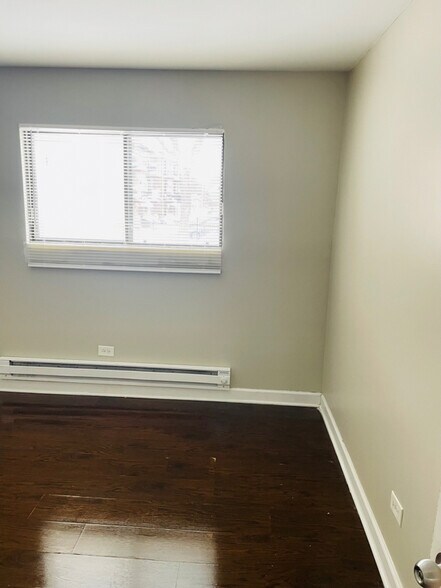 Building Photo - 1902 N Green Ln N