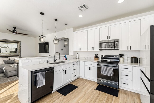 Building Photo - 2707 W Lamar Rd