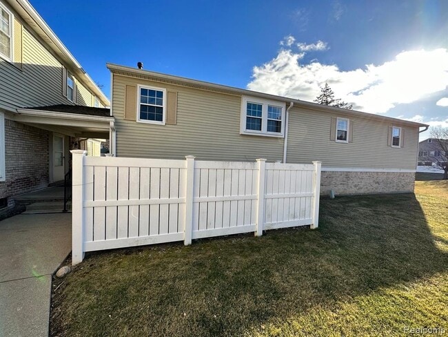 Building Photo - 20923 W Glen Haven Cir