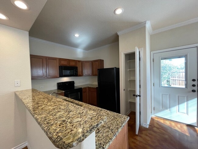 Building Photo - Town home for rent