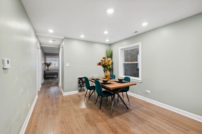 Building Photo - 5565 W Gladys Ave