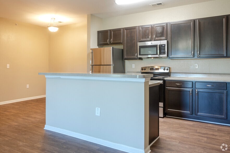 2BR, 2BA - 1,088 SF - Kitchen - Parks at Vine
