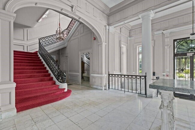 Building Photo - 553 Bellevue Ave