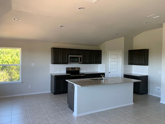 Building Photo - 3 BR/2 BA - 1554 SF Home in LAGO VISTA!!!