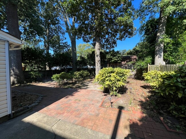 Building Photo - Large Brick Cape Cod just blocks from the beach