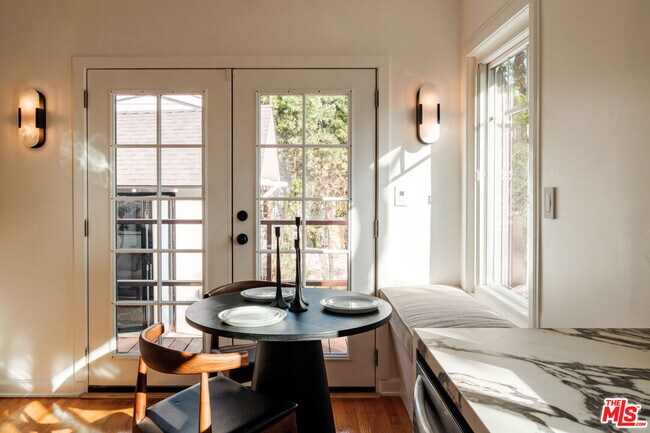 Building Photo - 866 N Doheny Dr