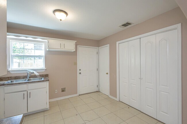Building Photo - 227 Malaga Dr