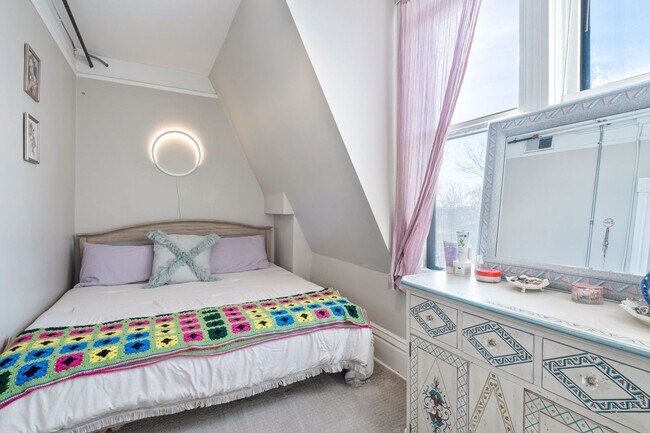 Building Photo - 223 Bates Ave