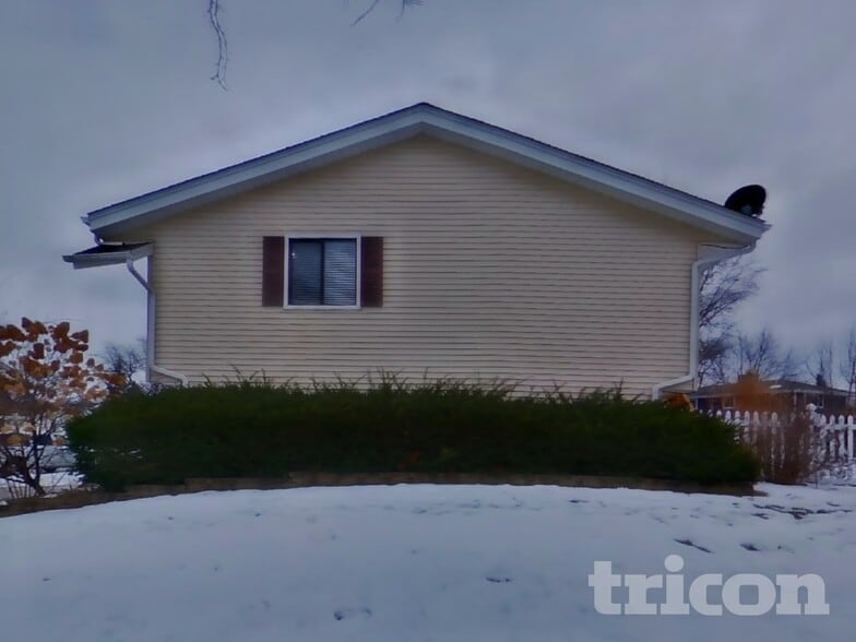 Building Photo - 1130 Pinehurst Ln