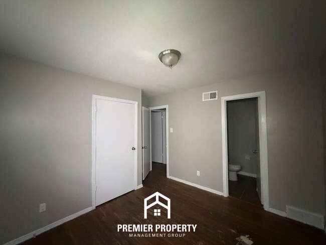 Building Photo - Spacious 3BR Memphis Home w/ Hardwood Floors, Detached Garage & Fenced Yard