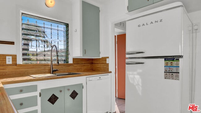 Building Photo - 6180 Oak Crest Way