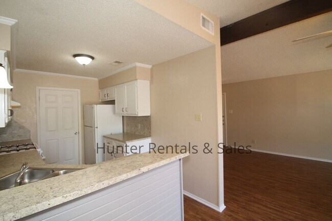 Building Photo - Awesome Duplex!