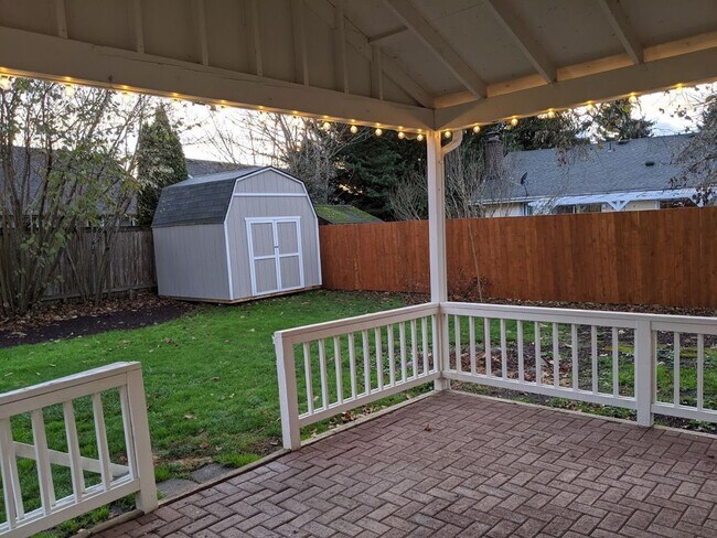 Building Photo - Updated 3bd/2bth Home with Solid Surface F...