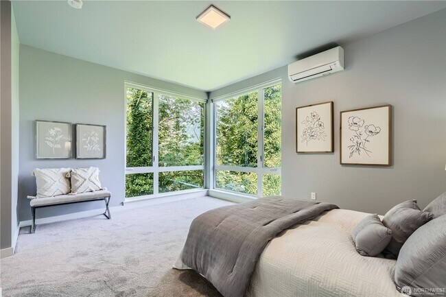 Building Photo - Spacious end-unit 3 bed townhome near Seat...