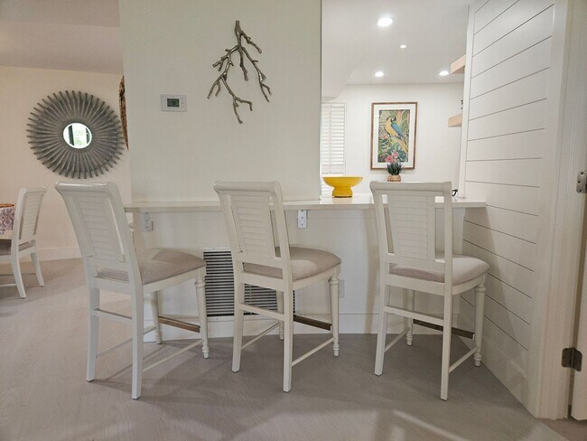 Building Photo - MODERN  SEASONAL VACATION CONDO