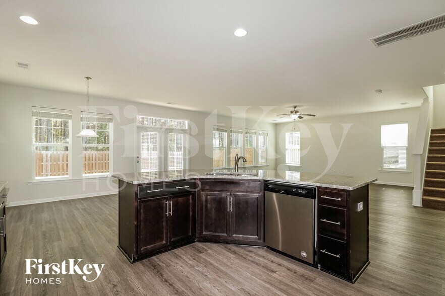 Building Photo - 421 Sanctuary Park Dr