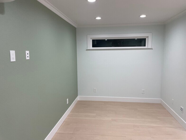 Building Photo - 1279 Las Palmas Dr