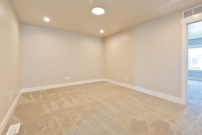 Building Photo - AMMON 3 BED 2 BATH TOWNHOME WITH 2 STALL G...