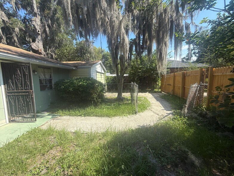 Building Photo - 2652 Merwyn Rd